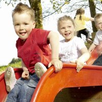 Kinderen op glijbaan